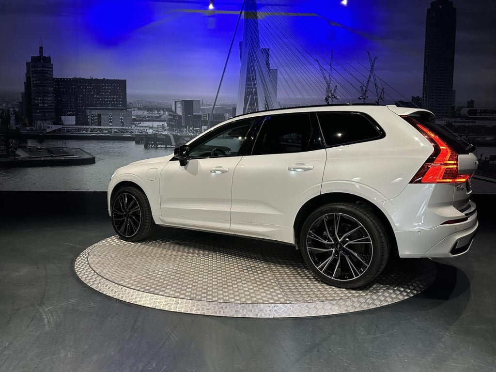 Volvo XC60 2.0 t6 plug-in hybrid awd plus dark *pano*hksound*leder*memory*