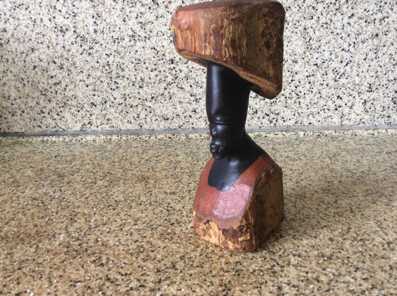 2 mooi  uitgesneden Afrikaanse houtsnijwerkjes in Ebbenhout. Hoogte: 15 cm.