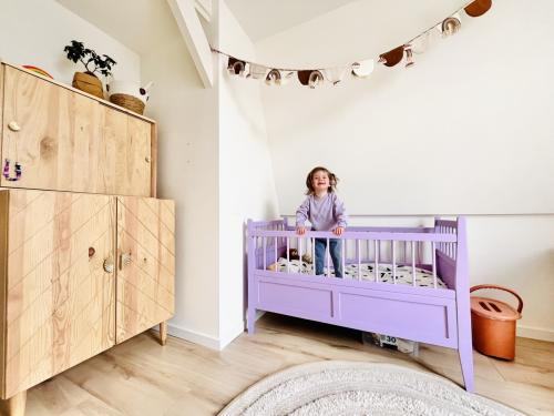 Houten antieken kinder ledikant