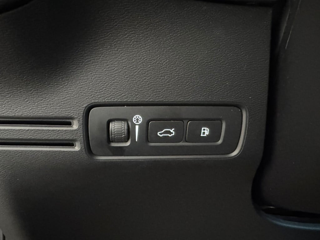 Volvo XC40 1.5 t4 recharge r-design black edition