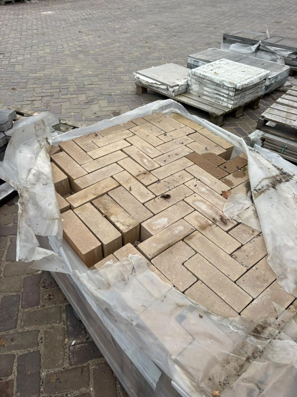 Partij betonnen dikformaat geel 21x7x8