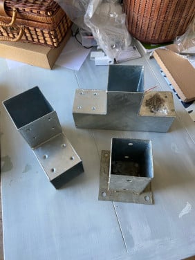 Paalverbinders en andere ijzerwaren.