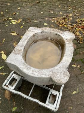 Antieke marmeren wijwaterbak
