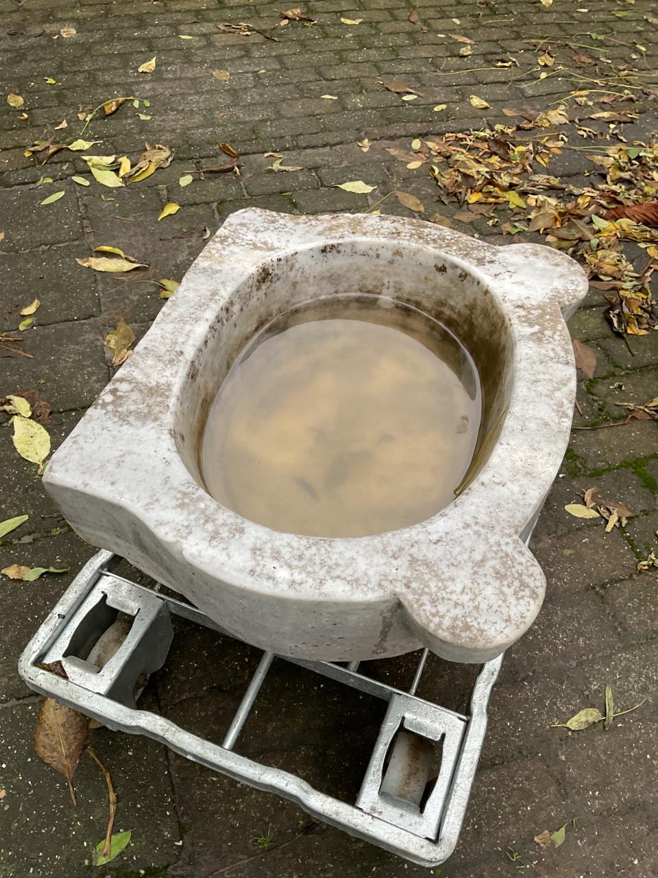 Antieke marmeren wijwaterbak