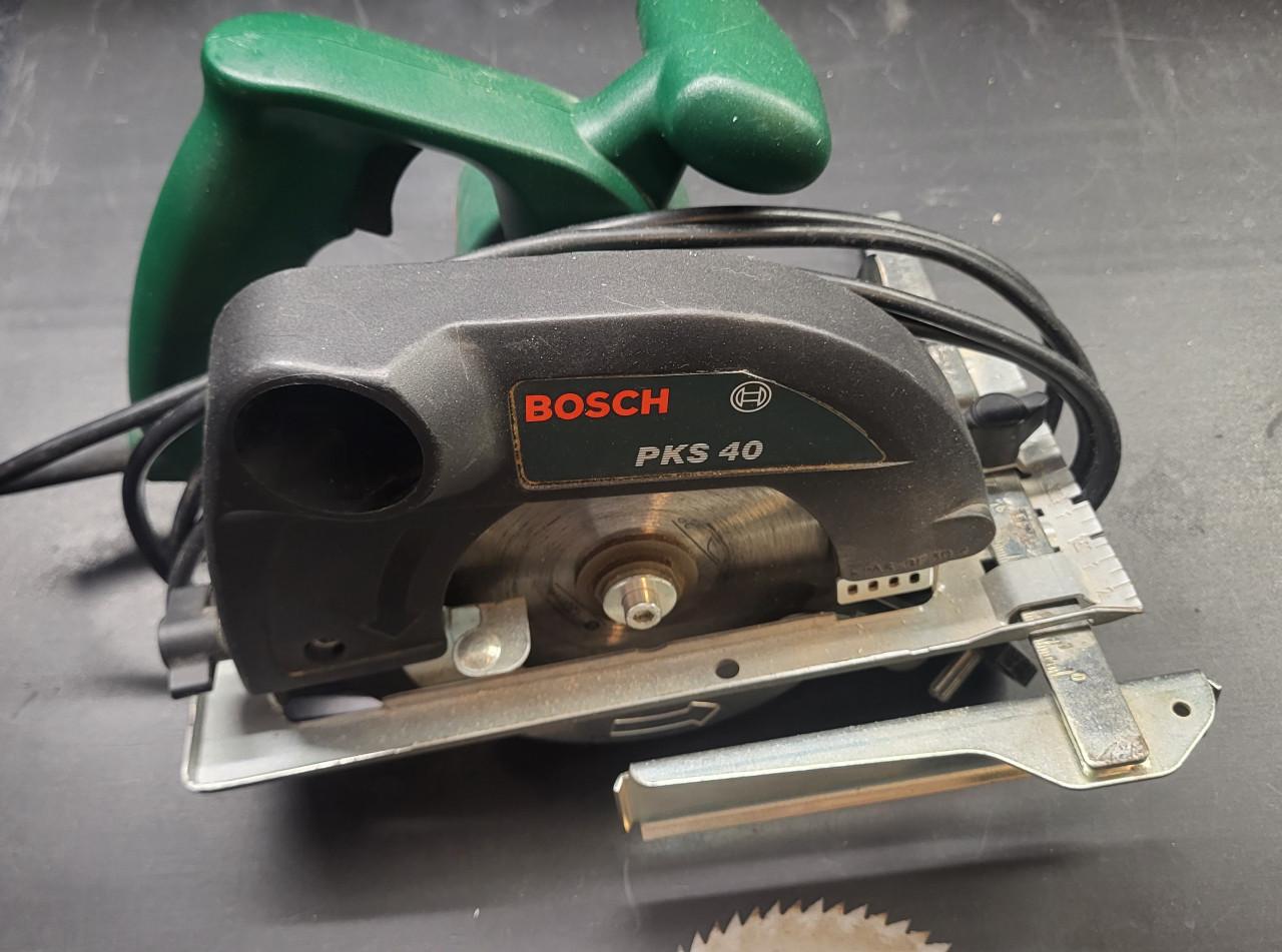 Cirkelzaag Bosch PKS40 met drie zaagbladen