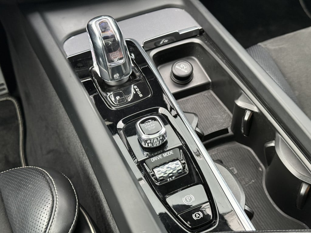 Volvo XC60 t8 390pk recharge r-design| panodak| luchtvering| trekhaak| came