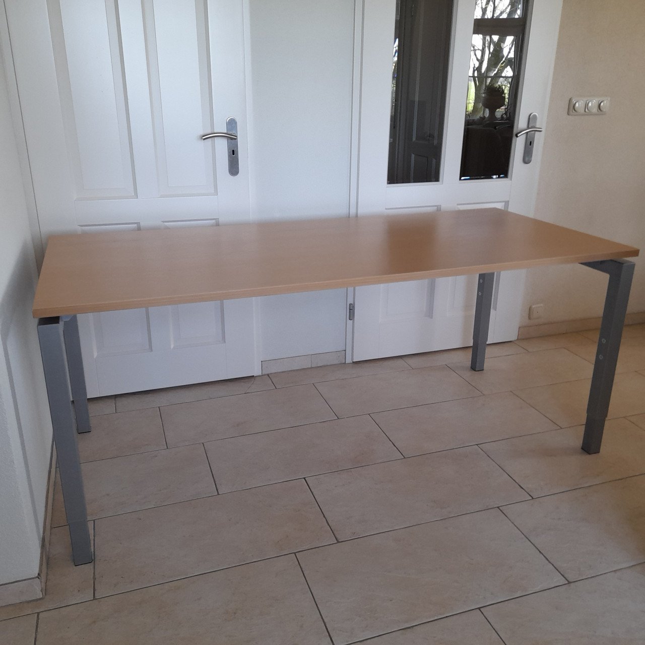 Mooi net bureau 80 x 180 x 75 H ( hoogte verstelbaar) in goede staat !