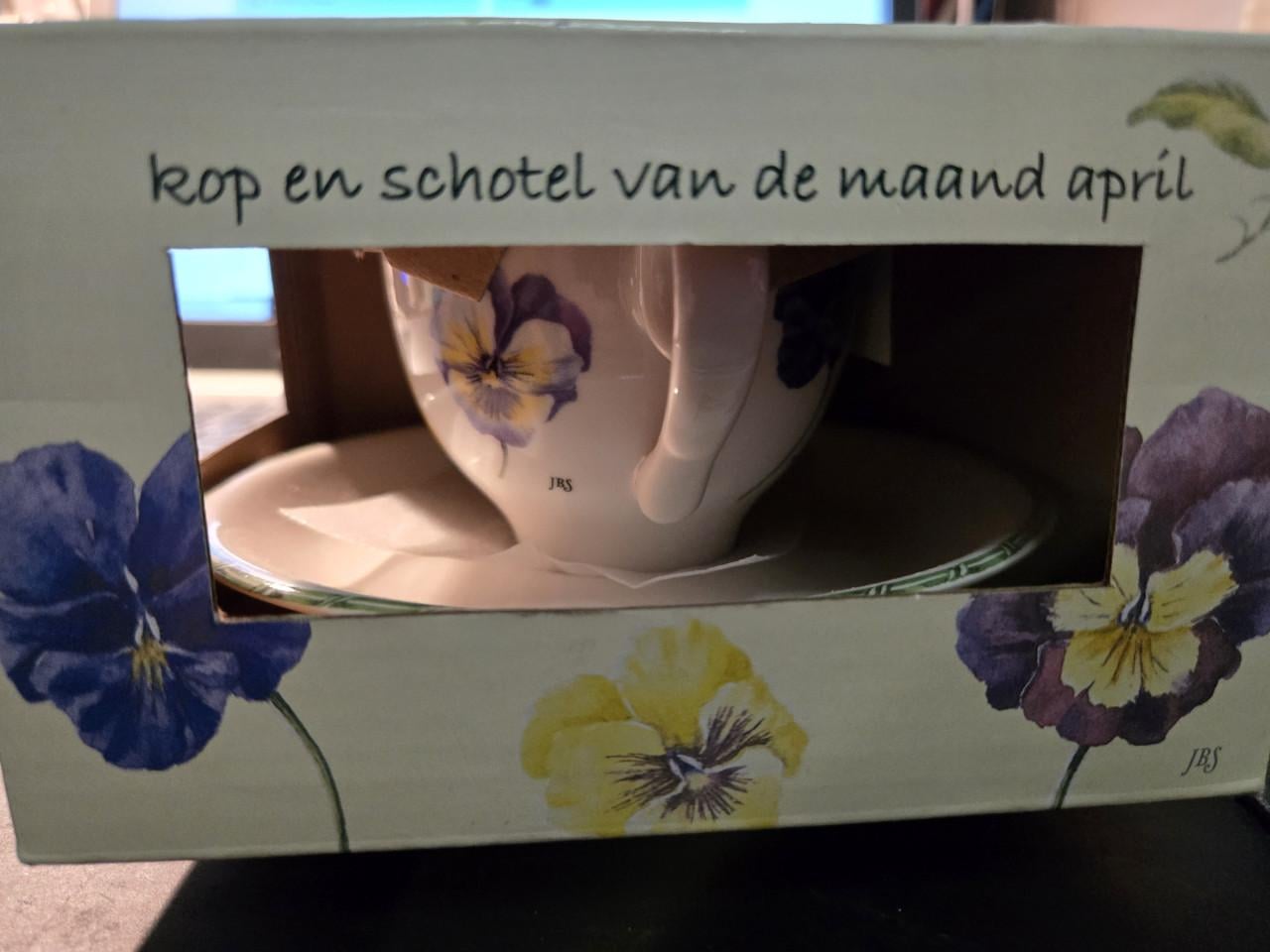 Porseleinen kop en schotel van de maand april.