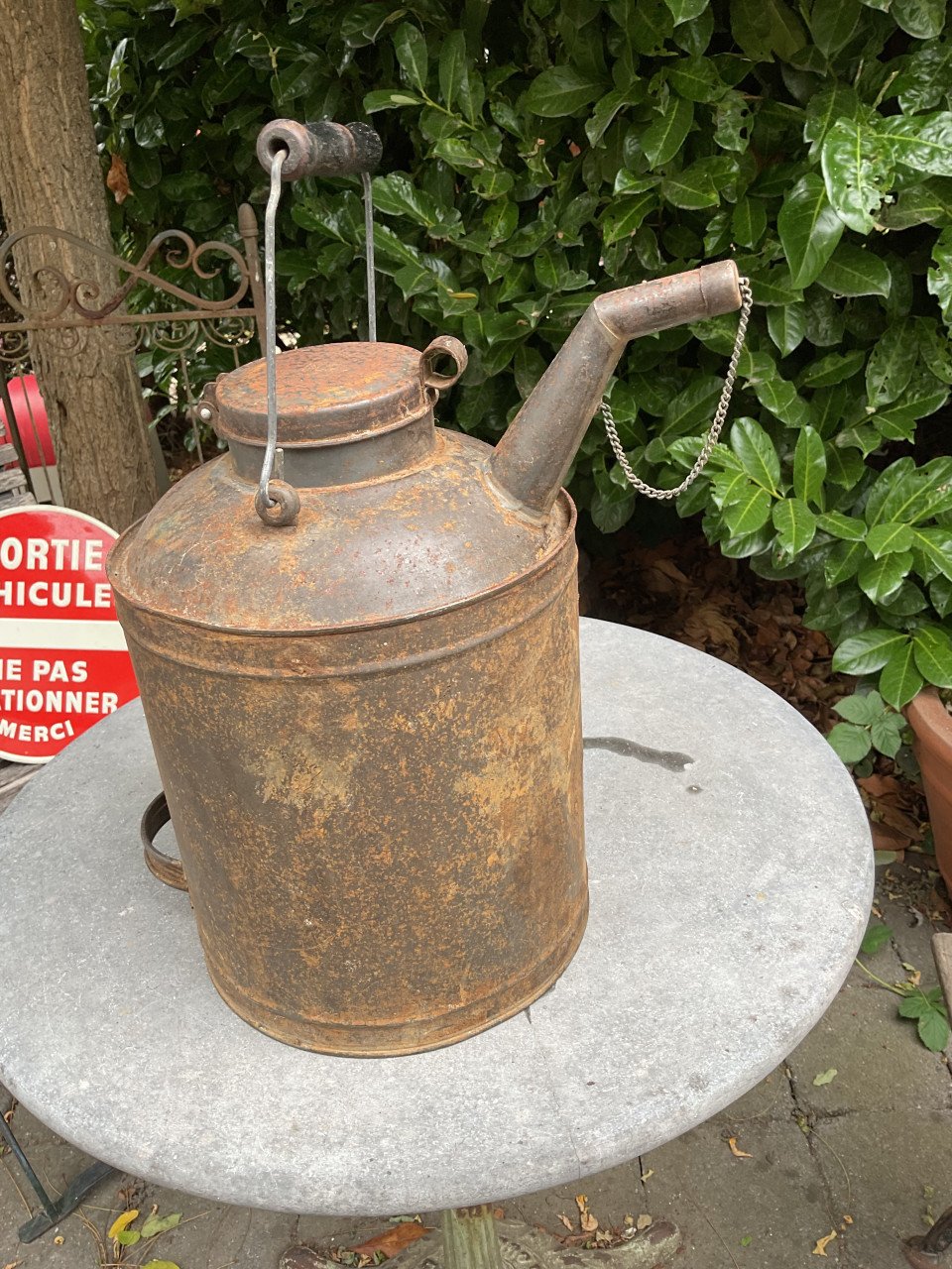 Oude metalen oliekan