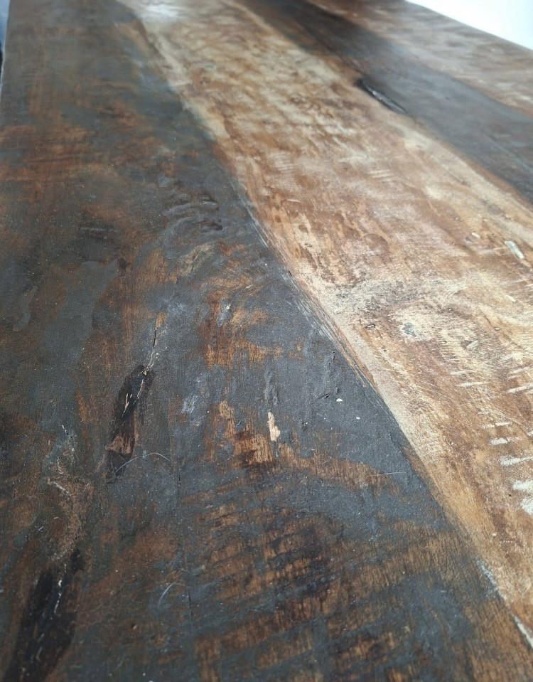 Houten tafels met metalen onderstel