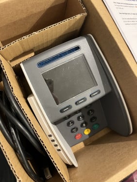 Pinautomaat met doos vol rolletjes