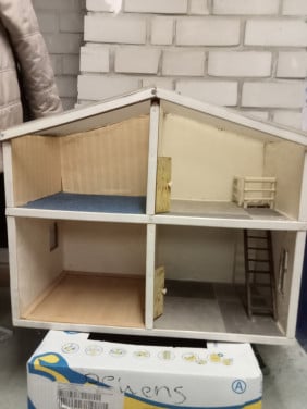 Poppenhuis zelf gemaakt met diverse meubels