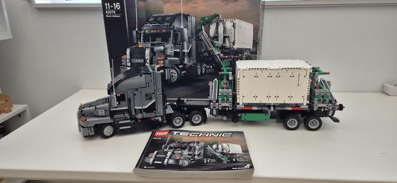 Lego technic mack truck met trailer set 42078