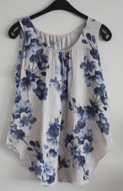 Top beige grijs met blauwe bloemen  maat 3- L