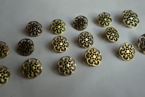 Uniek lot met 14 kleine en 2 grote retro knopen
