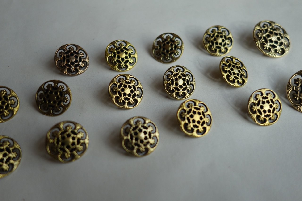 Uniek lot met 14 kleine en 2 grote retro knopen