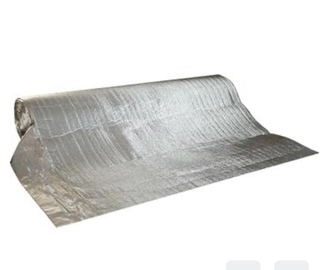 Laminaat licht met grijstinten v groef plinten en ondervloer