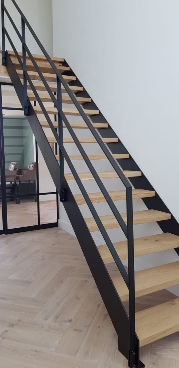 Rechte trappen op maat – stijlvol, stevig & veelzijdig!