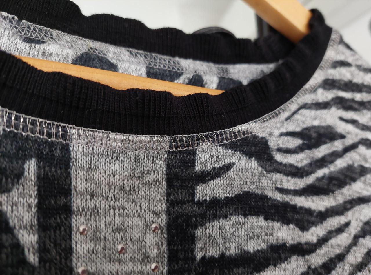 2 leuke damestruien mt M panter & roze