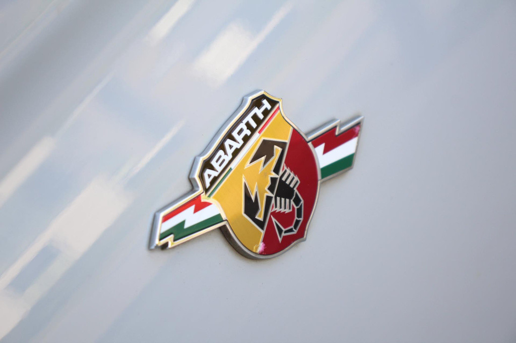 Abarth 500c 1.4 t-jet scorpione - alcantara - aux/usb - 17inch - pdc - gric
