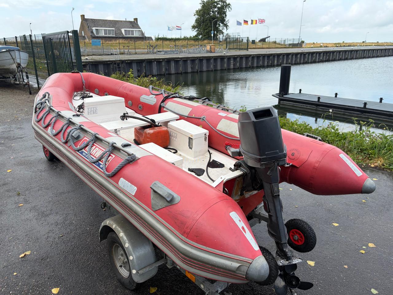 Narwhal onzinkbare rib met 25pk bb motor en Pega trailer