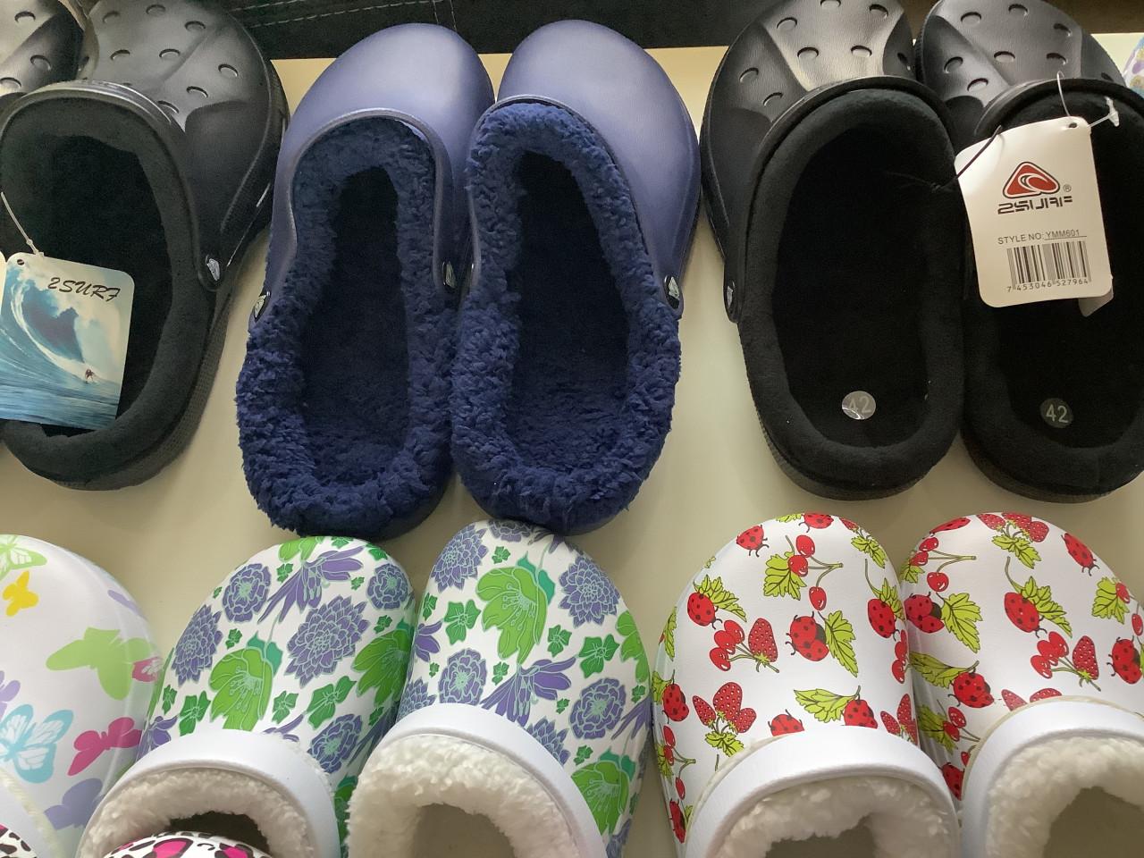 Partij leuke gevoerde klompen. ( partij 65)