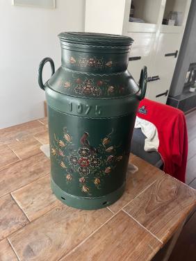 Beschilderde Melkbus