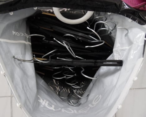 Gratis op te halen 2 tassen  kledinghangers
