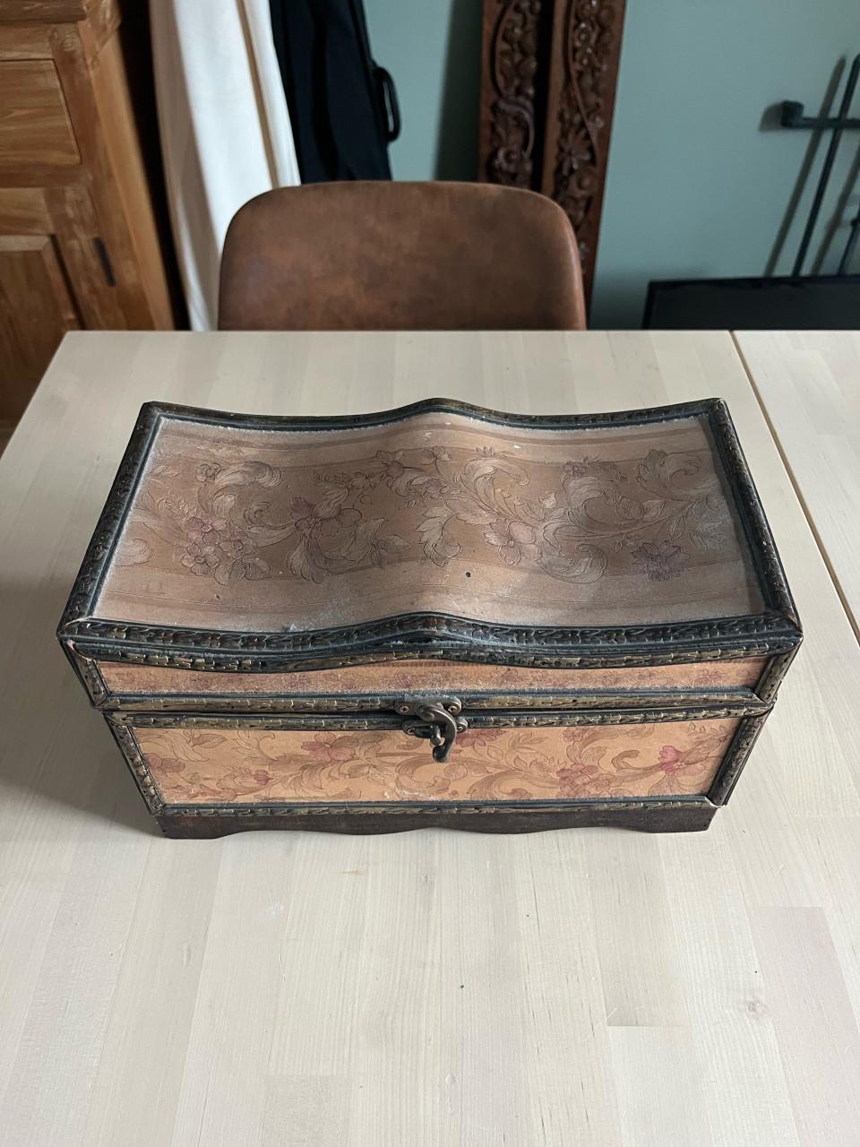 Zeer oud sieraden kistje