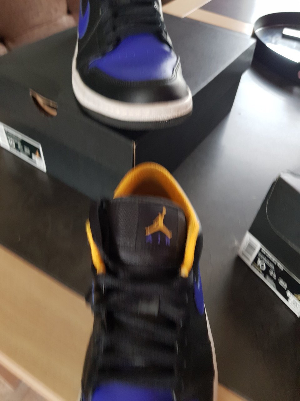 2 paar Nike air jordan mid & low