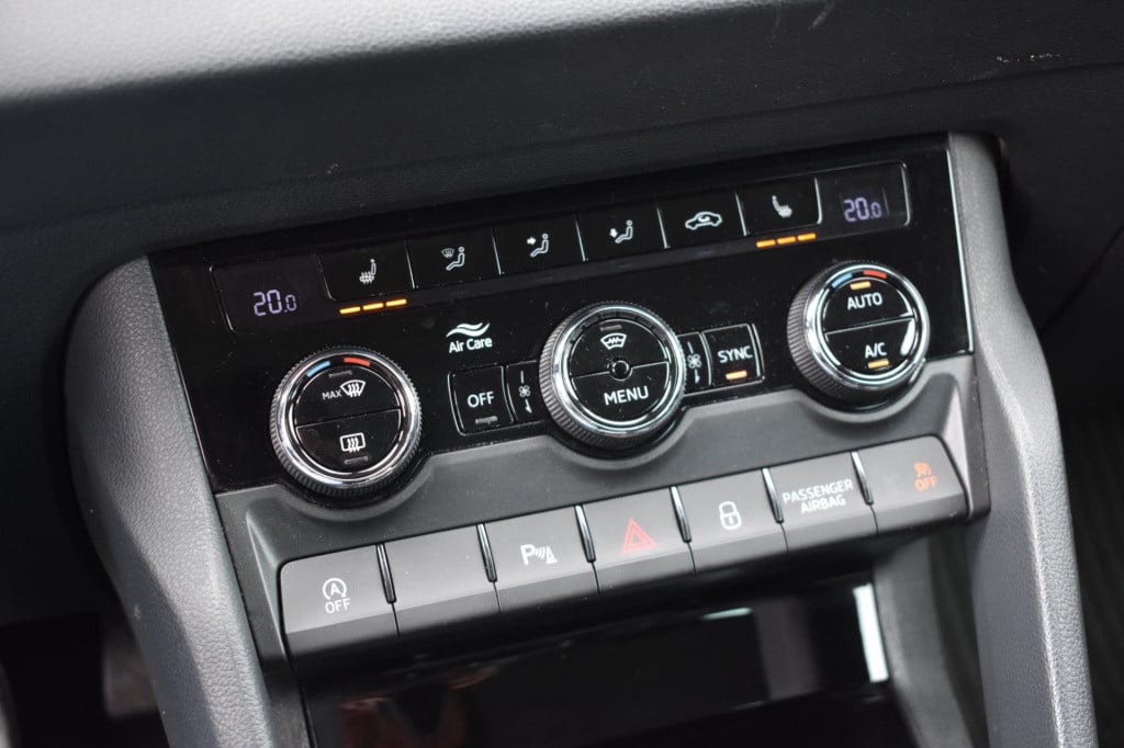 Skoda Karoq 1.5 tsi act | leder | trekhaak | camera | apple carplay | andro
