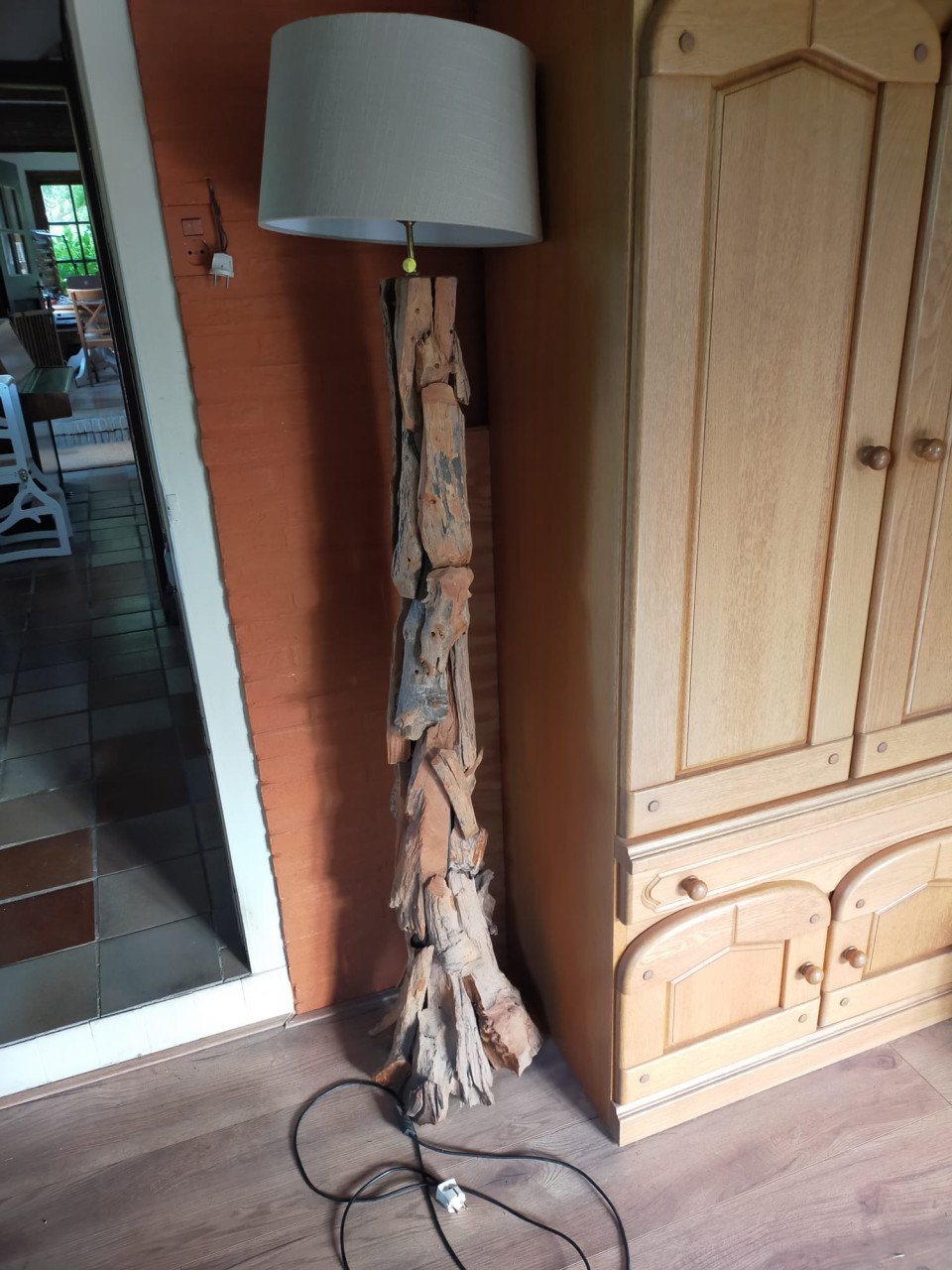 Mooie staande kamerlamp gemaakt van drijfhout