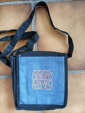 Leuk klein stoffen tasje. Zwart met spijkerbroek blauwe kleur.