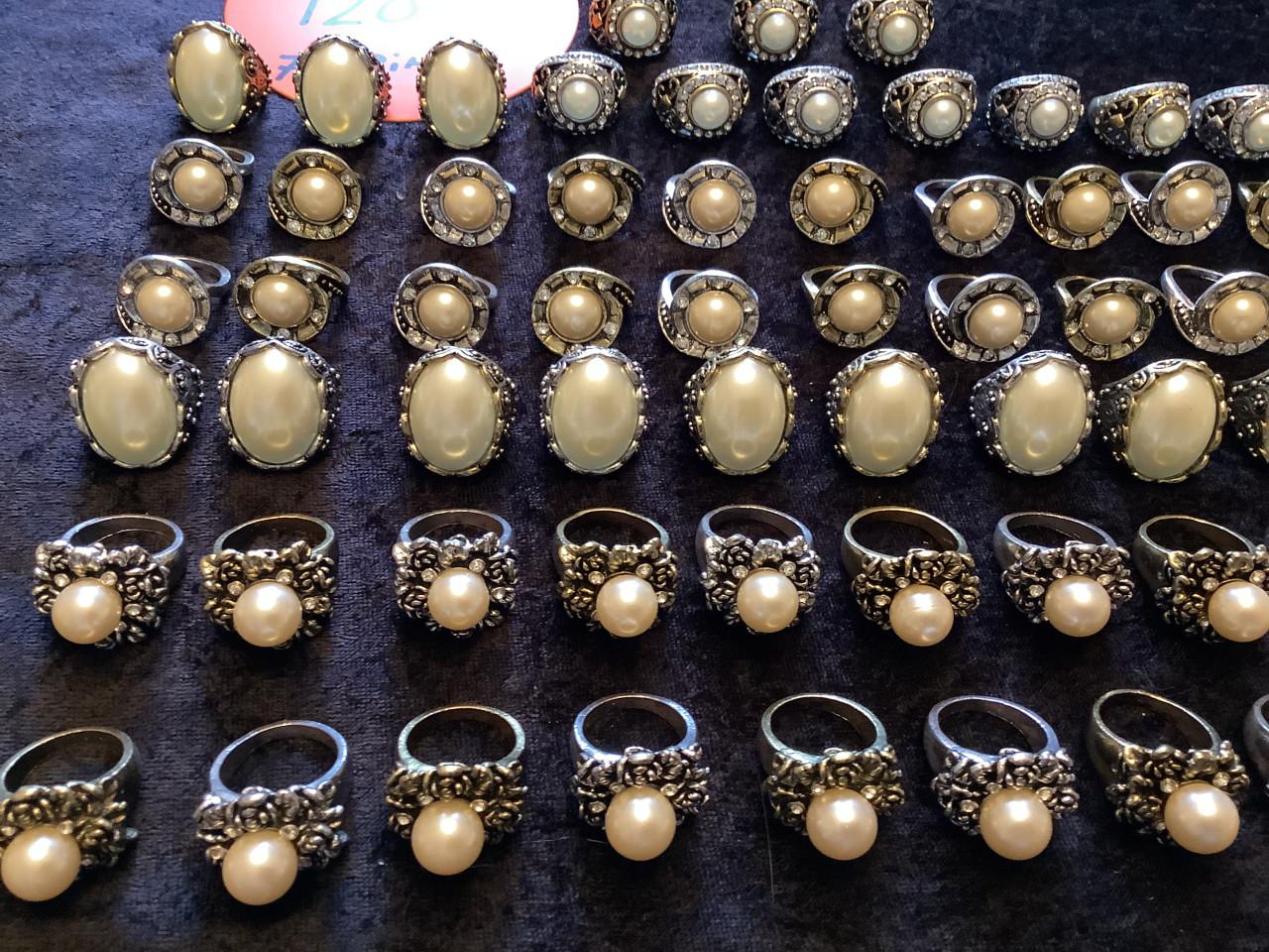 Partij mooie ringen. ( partij 120) Aanbieding !!!!!!