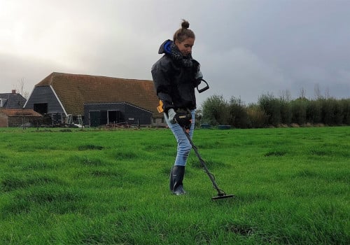 Metaaldetectie activiteiten op landerijen en akkers