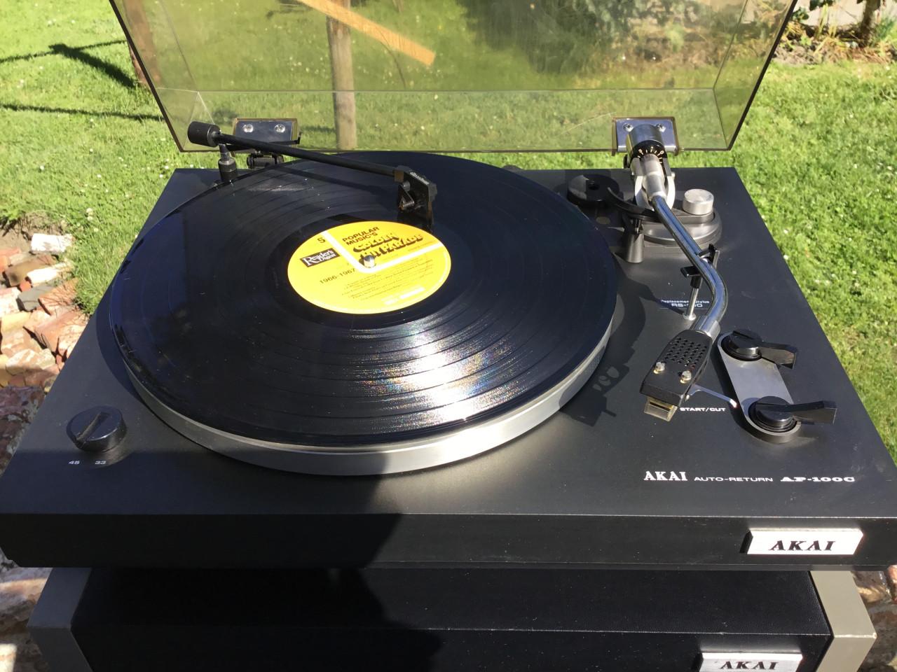 Akai Set met stereo tuner en platenspeler