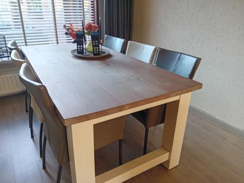 5 leren eetkamer stoelen.3 grijs plus 2 gebroken wit.