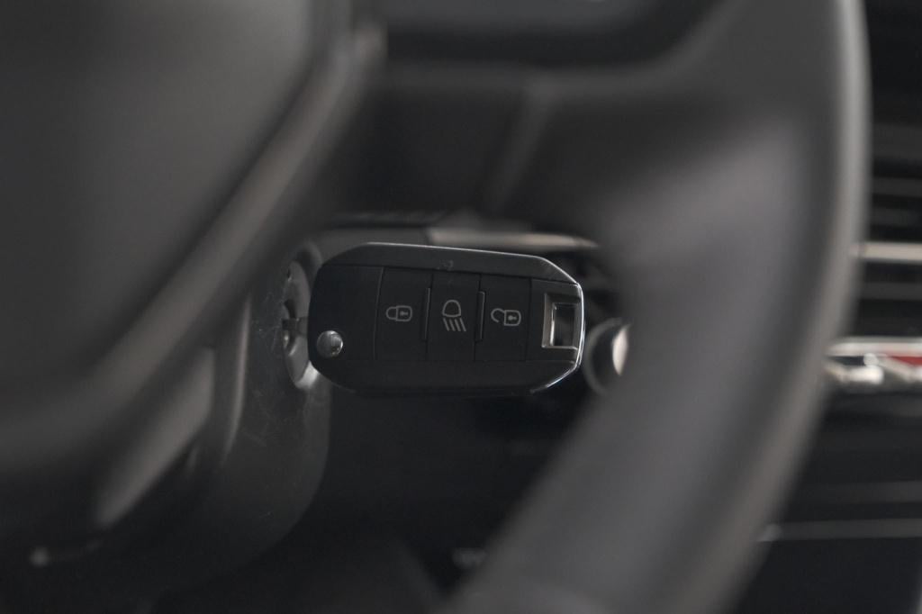 Peugeot 208 puretech 100 allure | parkeersensoren | navigatie | apple carpl
