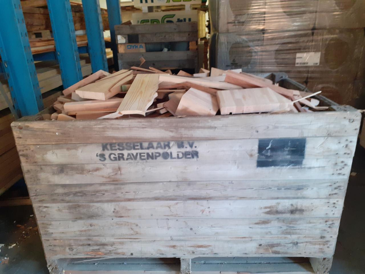 Grote kist droog kachelhout voor 20 euro