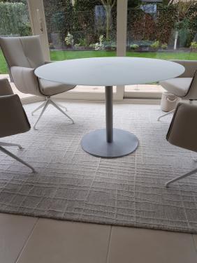 Tafel mat glas rond 120 cm hoogte 74 cm