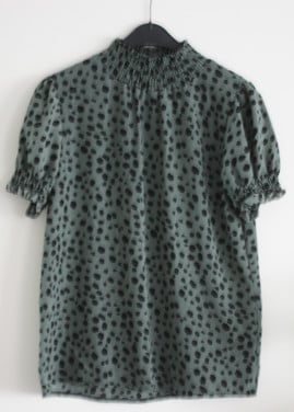 Groen shirt met zwarte stippen  maat s/m