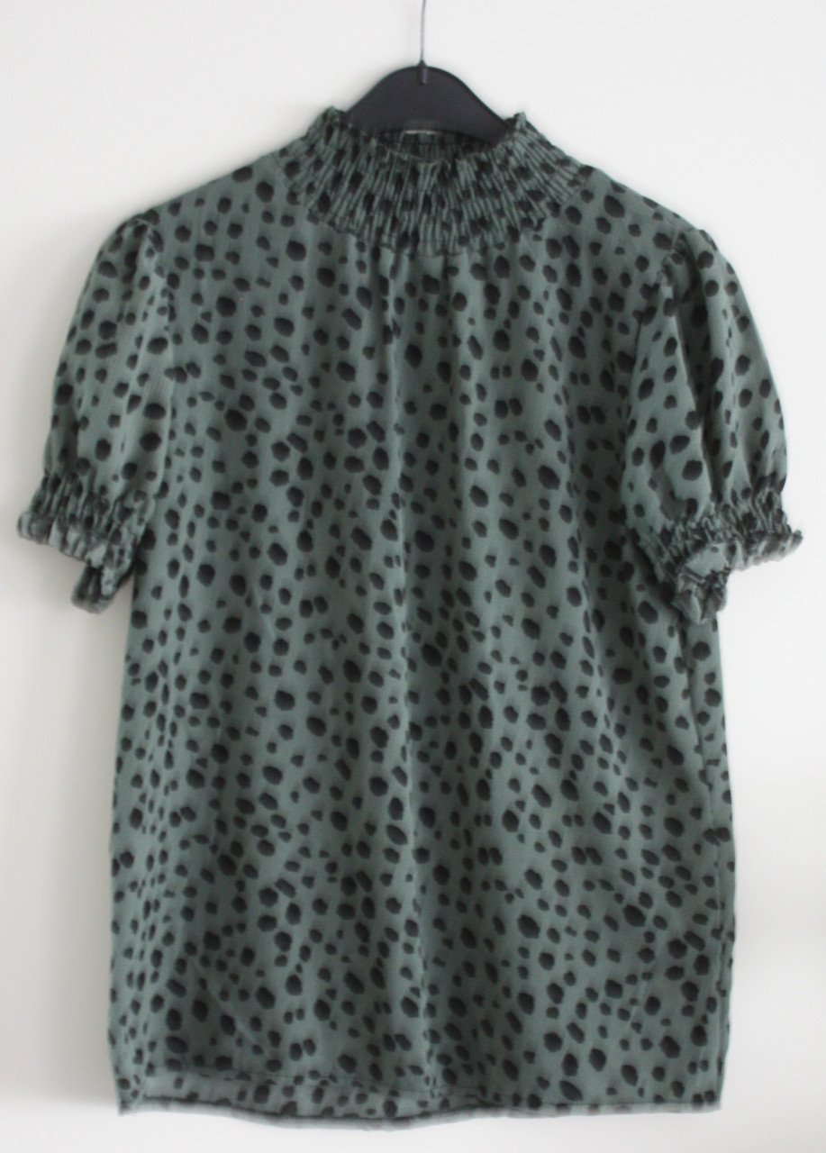 Groen shirt met zwarte stippen  maat s/m