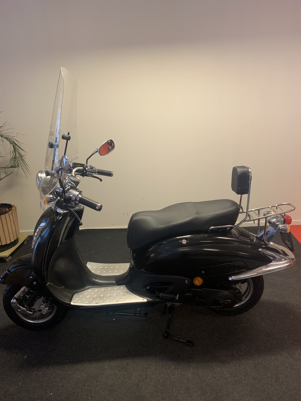 RETRO SCOOTER MET WINDSCHERM NU 349,= RIJKLAAR
