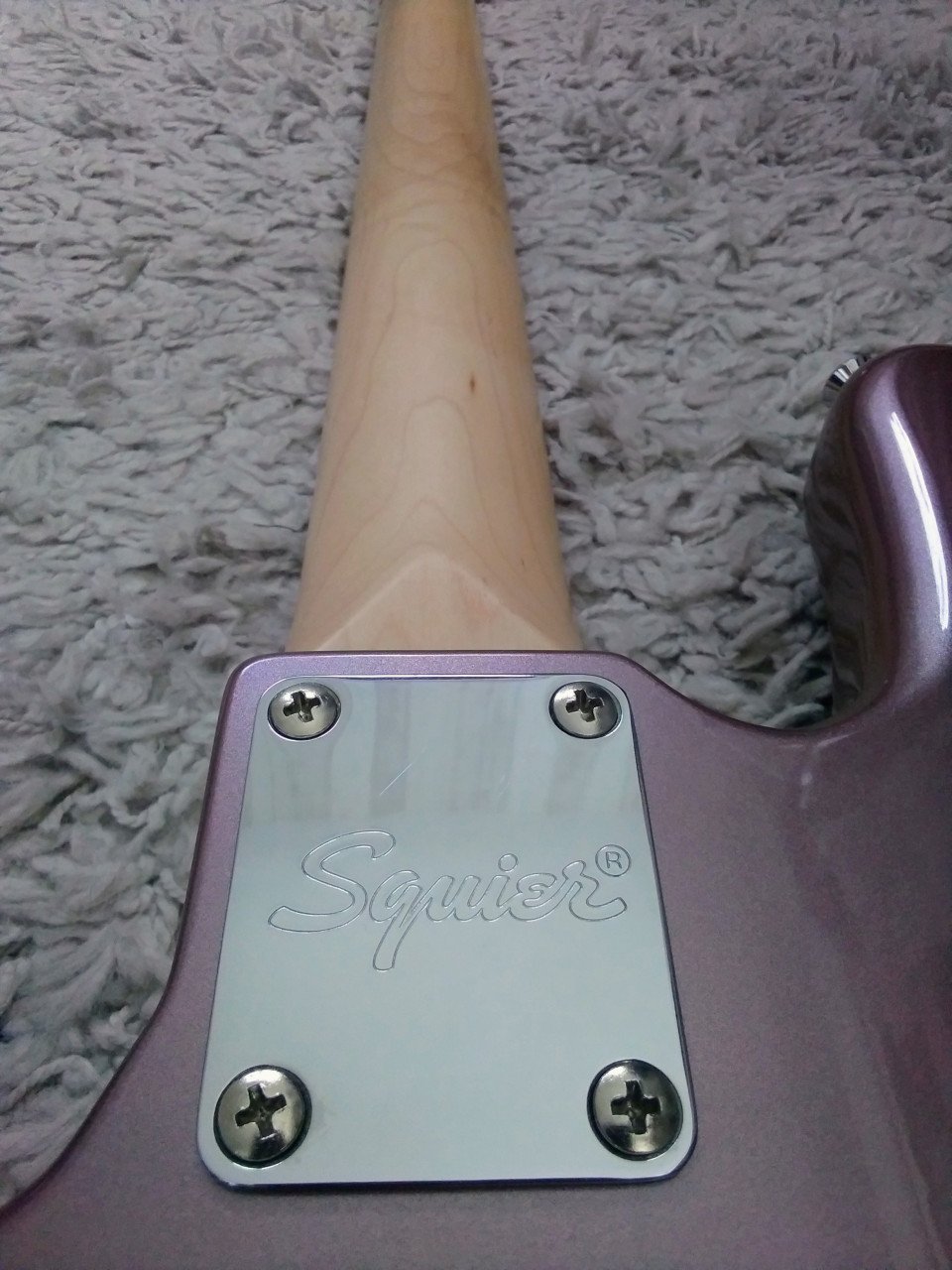 Squier Affinity Jazz Bass 2024 Burgundy Mist/Penny 190 euro.