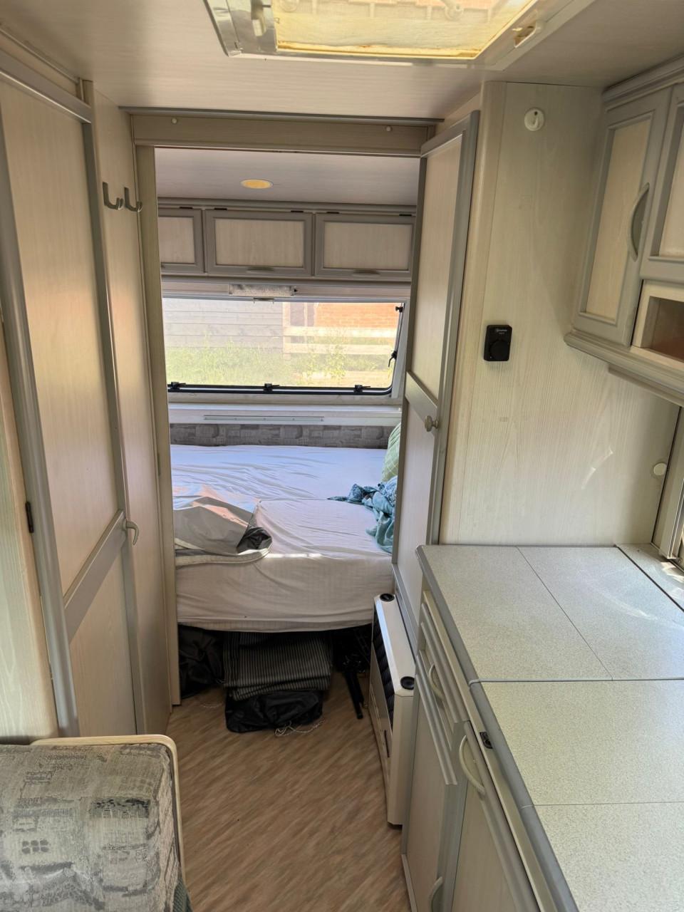 Caravan met voortent en luifel
