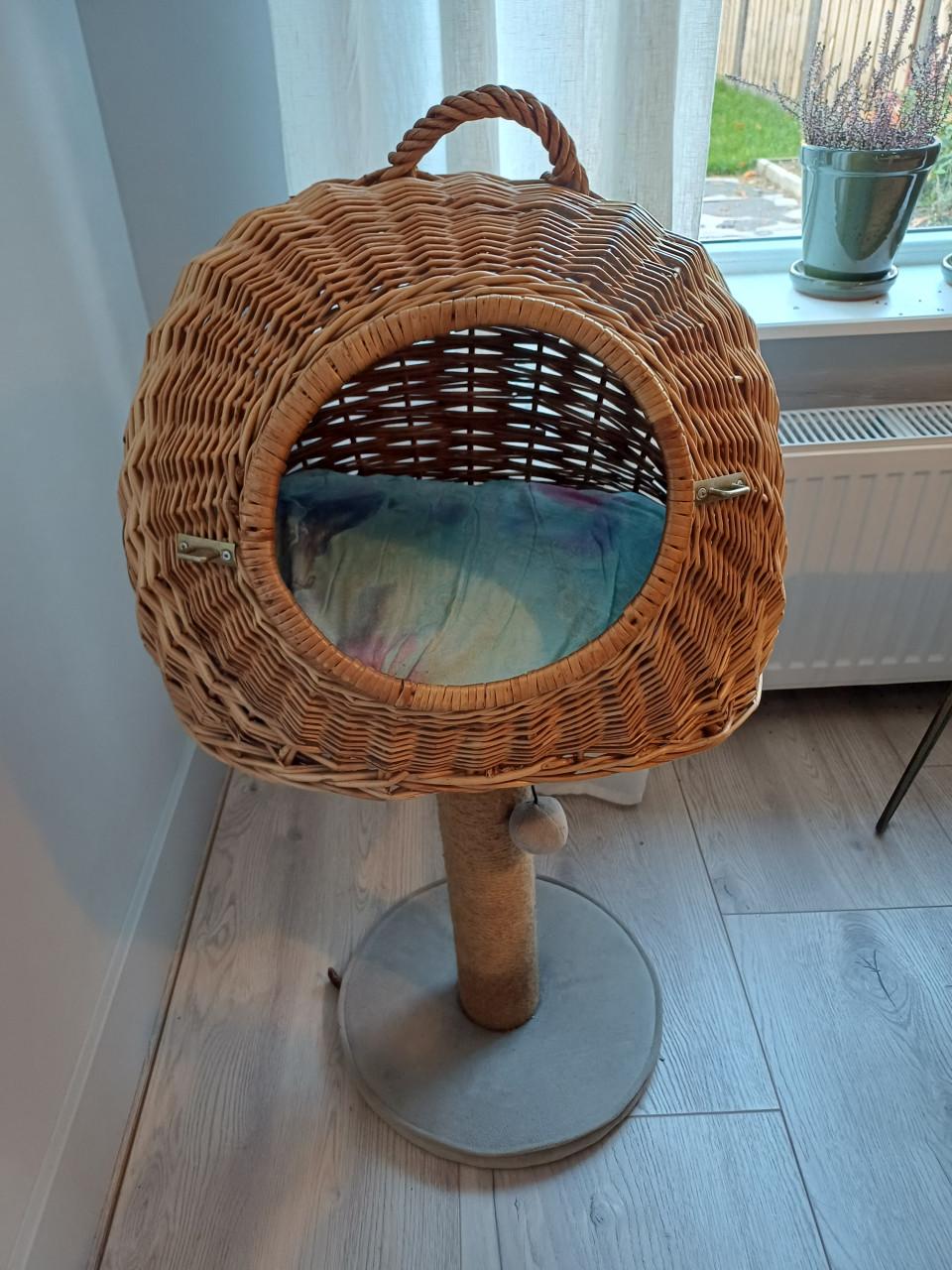 Mooie katten krabpaal met rotan mand