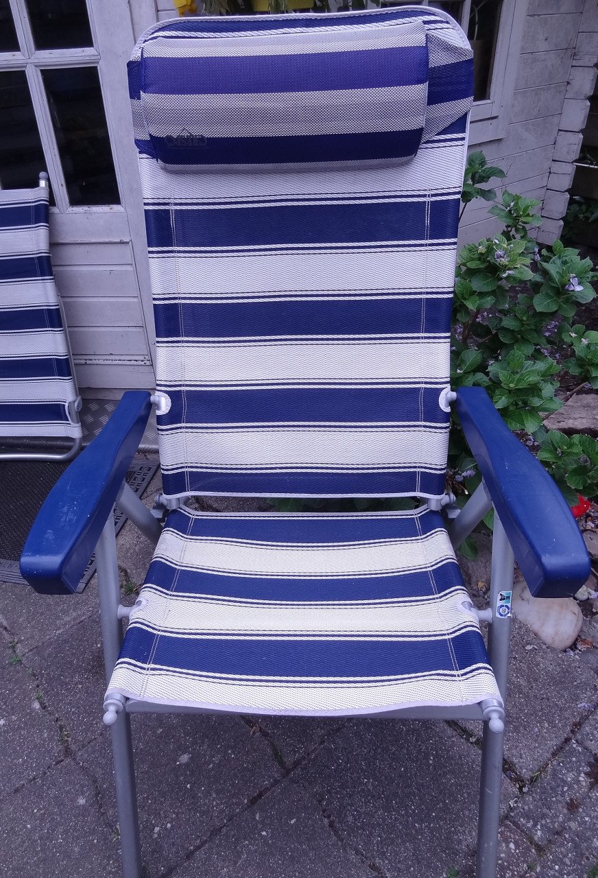 2 fijne en stabiele tuinstoelen. 1 heeft een extra neksteun.