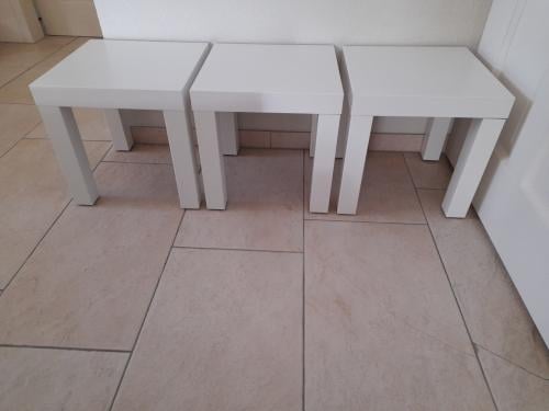 3 x tafeltje  ( 35 x 35 x 35H ) in goede nette staat!