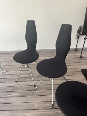 Stoelen en eettafel