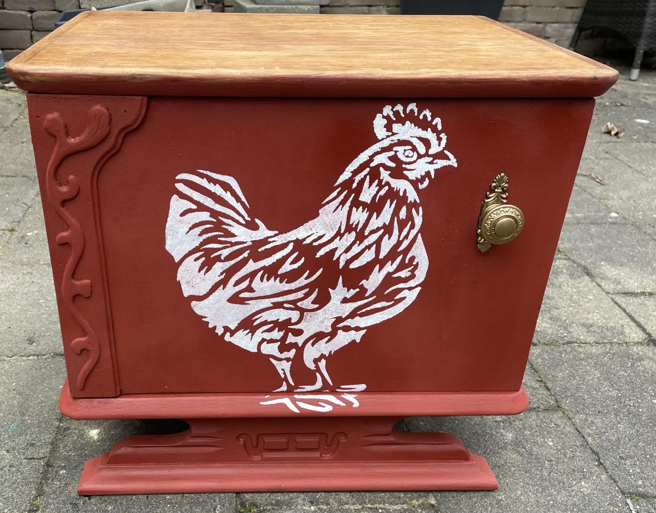 Handbeschilderd nachtkastje - rood met kip en mandala - vintage brocante